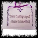 Cartel de boda blanco con texto morado Aquí viene la novia