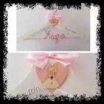 Percha de comunión blanca con nombre Mayra en alambre rosa