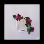 Prendido de novio con capullos burdeos y paniculata