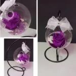 Bola de cristal con rosa preservada morada y soporte negro