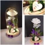 Cúpula de cristal con rosa blanca, mariposa y corazón grabado