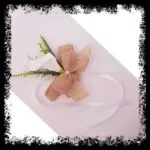 Decoración de coche de boda con lazo beige y cala blanca