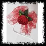 Decoración de coche de boda con lazo de tul rojo y rosa roja