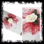 Decoración de coche de boda con lazo de tul rojo y rosa blanca