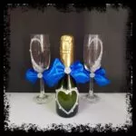Botella de cava de boda con lazo azul y corazón