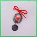 Camafeo broche plateado con corazón rojo y lazo rojo