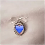 Camafeo broche plateado con lazo blanco y corazón azul