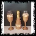 Botella y copas de novios decoradas en yute con corazones rústicos