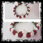 Corona de flores para el pelo con rosas rojas y claveles blancos