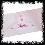 Percha infantil blanca con lazo y estrella rosa