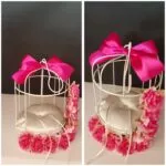 Porta alianzas jaula blanca con flores y lazo fucsia
