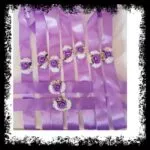 Pulsera de dama de honor lila con rosas sobre raso malva