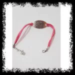 Pulsera de cinta de organza rosa con medalla oval grabada