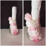 Botella decorada nude con rosas rosas y blancas y perlas