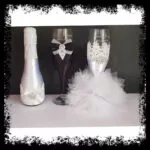 Botella y copas de novios decoradas en blanco y negro con tul