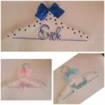 Perchas infantiles blancas de lunares con lazo, azules y rosa