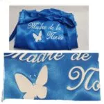 Bata satinada azul con Madre de la Novia y mariposa blanca