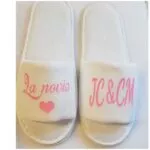 Zapatillas de novia personalizadas en blanco con iniciales rosas