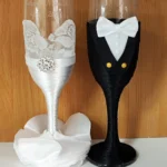 Copas de novios ella blanca con flores y el negro botones dorados