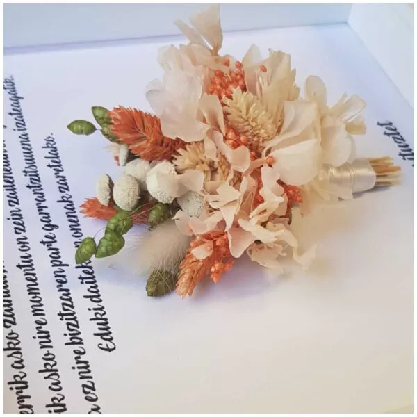 Cuadro personalizado realizado con flores preservadas
