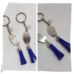 Llavero para invitadas con placa Amigas, trébol y borla azul