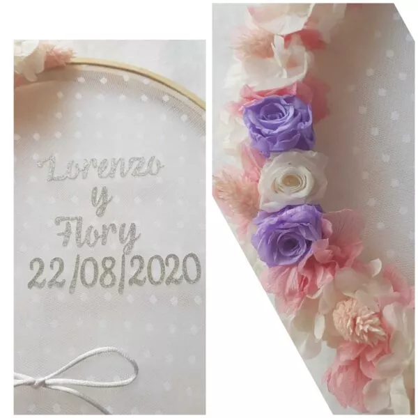 Bastidor porta alianzas de madera con rosas preservadas lila, coral y blanco y nombres bordados en plata