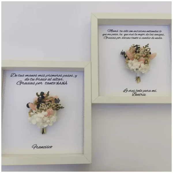 Dos cuadros personalizados para mamá y abuela con ramo de flores preservadas rosa y beige, nombres y dedicatorias de agradecimiento
