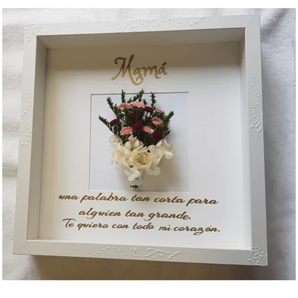 Cuadro personalizado para mamá con ramo de flores preservadas rosa y blanco, letras doradas 'Mamá' y dedicatoria de cariño