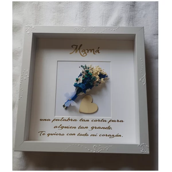 Cuadro personalizado para mamá con ramo de flores preservadas azul y blanco, letras doradas 'Mamá' y dedicatoria de cariño