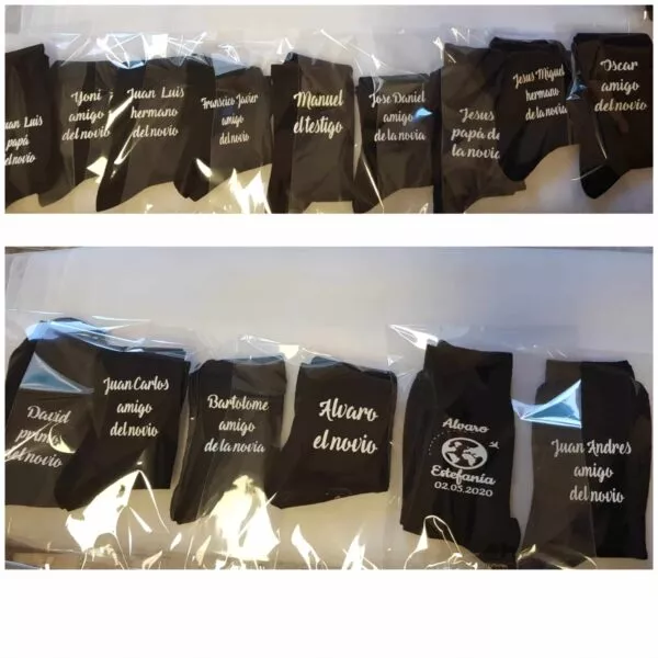 Calcetines negros personalizados en bolsa individual con nombres y amigo del novio en letras blancas