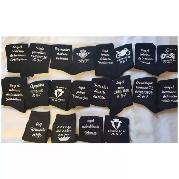 Conjunto de calcetines negros personalizados para invitados de boda con nombres, roles y dibujos en blanco