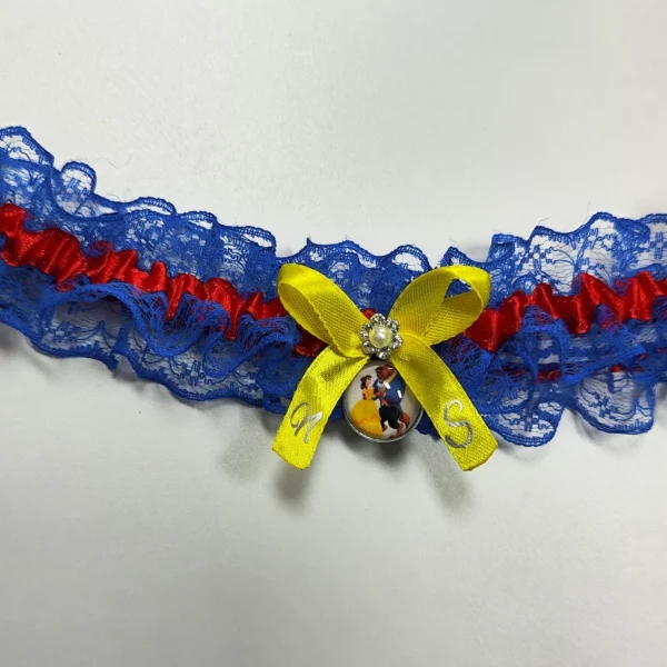 Liga personalizada en encaje azul con temática Bella y Bestia para bodas