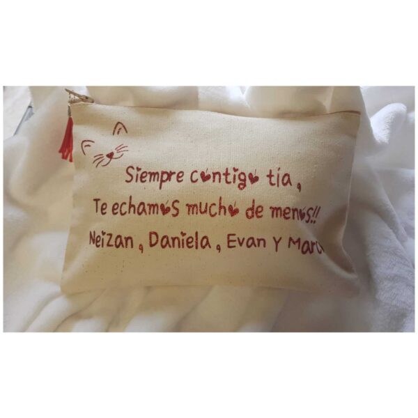 https://porlanovia.es/wp-content/uploads/2020/04/neceser-personalizado-regalos-personalizados-regalos-para-invitados.jpeg