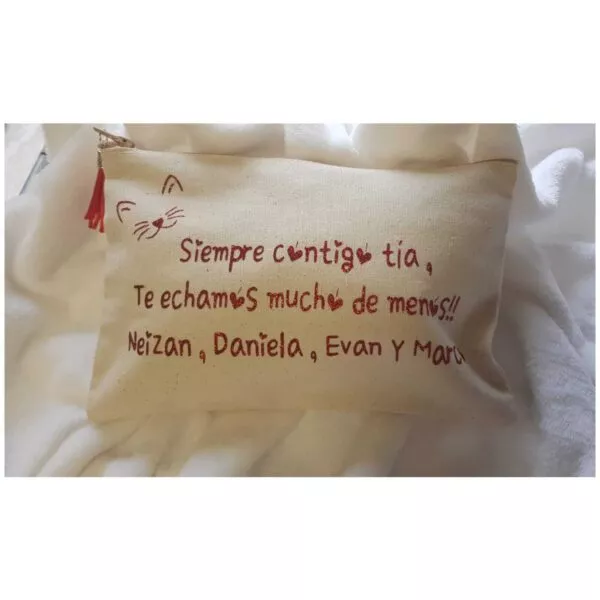 https://porlanovia.es/wp-content/uploads/2020/04/neceser-personalizado-regalos-personalizados-regalos-para-invitados.jpeg