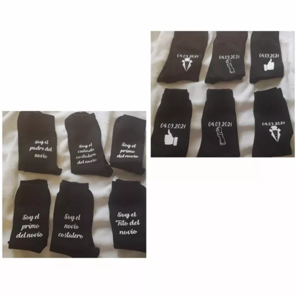 Calcetines marrones personalizados con roles del novio y fecha de boda en letras blancas y dibujos