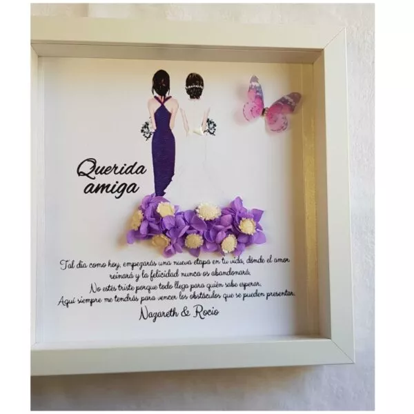 Cuadro personalizado de amiga con dos chicas, falda de flores preservadas lila, mariposa y texto Querida amiga