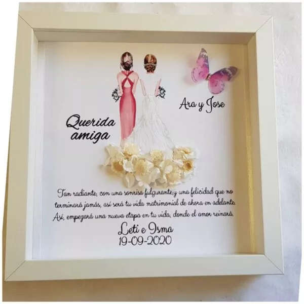 Cuadro personalizado de amiga con chica de coral y novia, falda de flores preservadas crema, mariposa rosa y texto Querida amiga