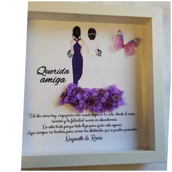Cuadro personalizado de amiga con chica de vestido morado, falda de flores preservadas lila, mariposa rosa y texto Querida amiga