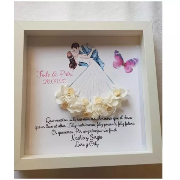 Cuadro personalizado de boda con novio cogiendo en brazos a la novia, mariposa rosa, flores blancas, nombres y fecha del enlace
