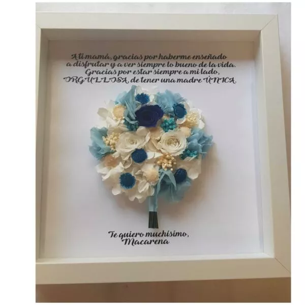 Cuadro para mamá con ramo redondo de flores preservadas azules y crema en marco de madera clara con dedicatoria