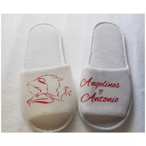 Zapatillas de novia personalizadas en rojo con nombres y silueta de La Bella y la Bestia