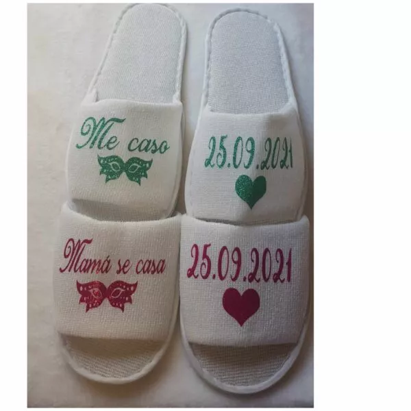 Zapatillas de novia personalizadas con texto Me caso, fecha y corazónes en verde y rosa