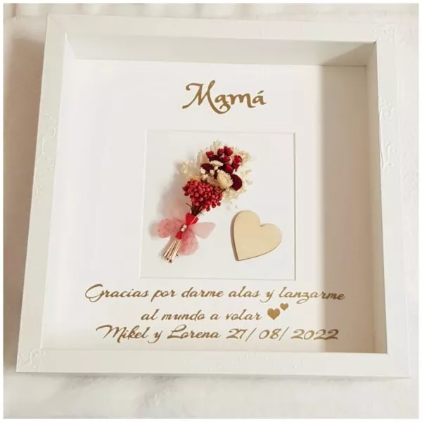 Cuadro blanco personalizado para mamá con ramo de flores rojas, corazón de madera y dedicatoria con nombres y fecha