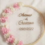Bastidor porta alianzas madera flores rosa y blanco