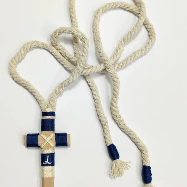 cruz de madera para primera comunión de niño en azul marino y beige