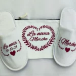 Zapatillas de novia personalizadas con neceser y corona granate