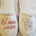 Zapatillas de novio personalizadas en rojo con pareja
