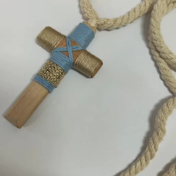 cruz de madera para primera comunión de niño con cordón beige y detalles en azul claro