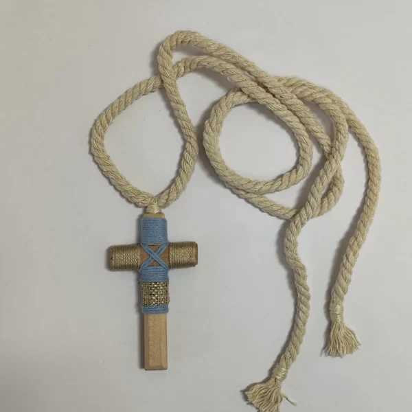 cruz de madera para primera comunión de niño con cordón beige y detalles en azul claro