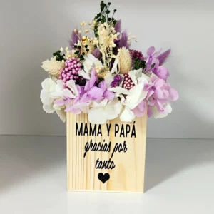 Arreglo floral preservado en caja de madera con mensaje 'Mamá y Papá gracias por tanto